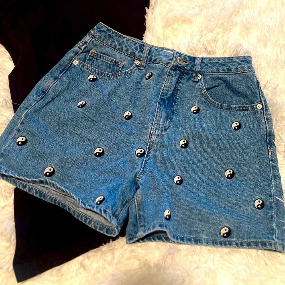 Forever 21 Yin Yang embroidery shorts small 3/5 denim